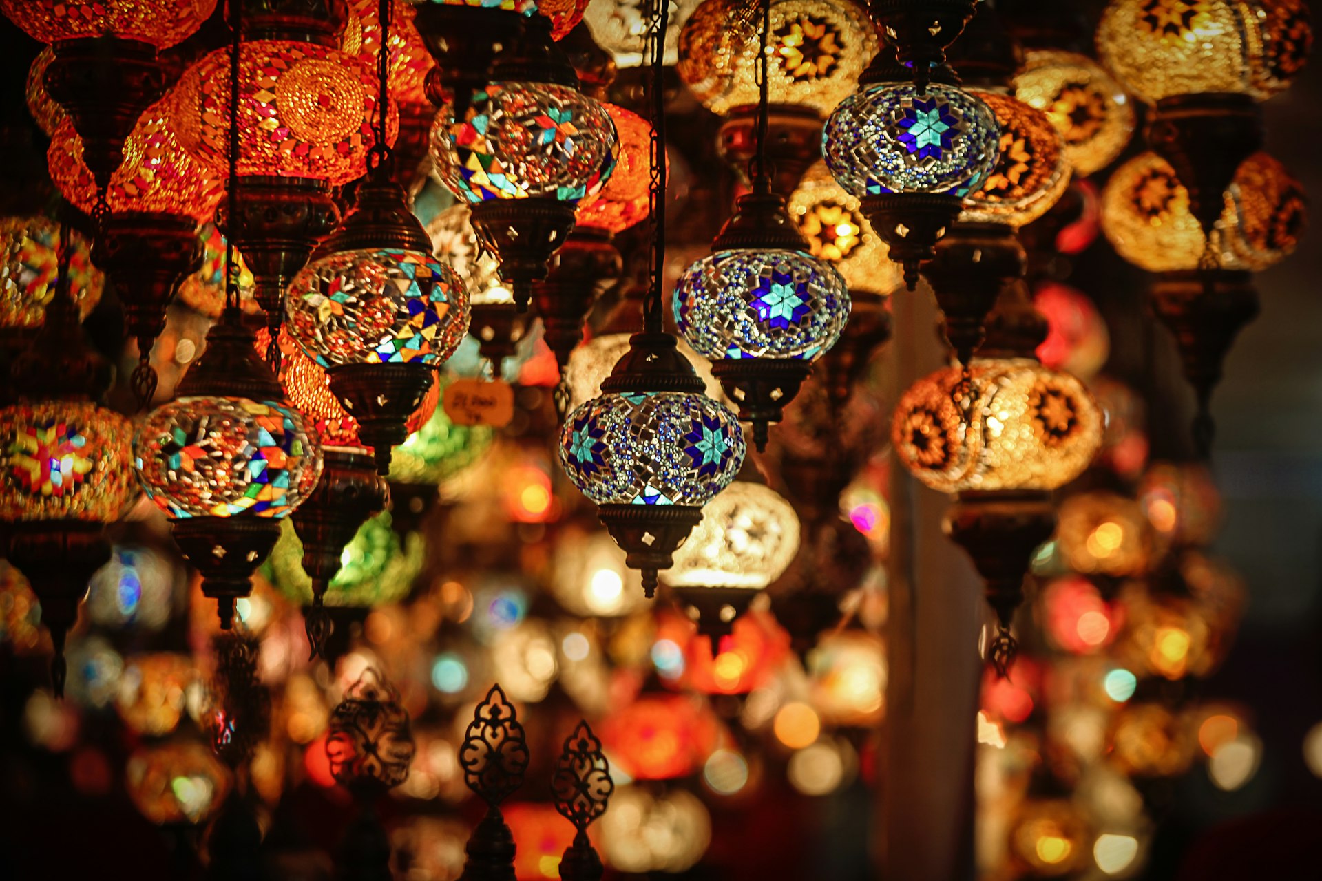 A bunch of lights that are hanging in a room